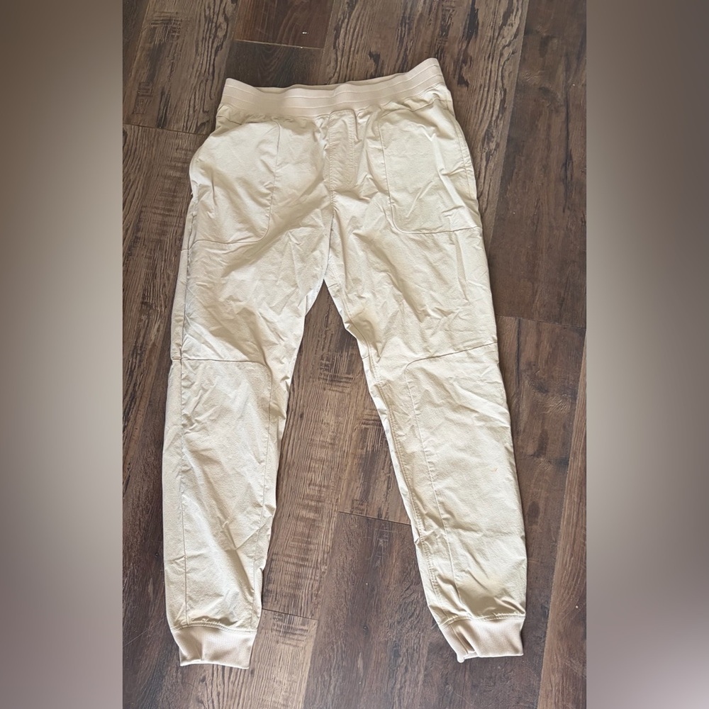 ALO Yoga Men's Tan Cargo Pants